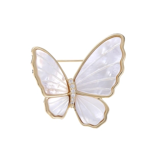 Élégante broche papillon en or avec ailes en nacre naturelle et cristaux étincelants