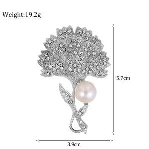 Broche fleur en perle et strass argentés style œillet pour décoration de veste habillée