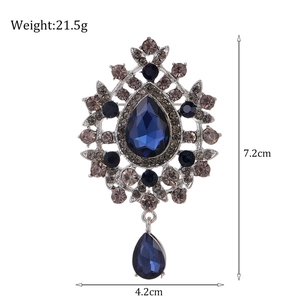 Spilla barocca vintage argentata con grande gemma blu a goccia e dettaglio nappa