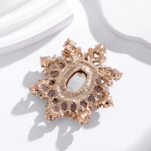 Broche fleur vintage avec cristaux et finition or rose au design étoile de neige