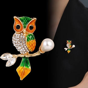 Spilla a forma di gufo di lusso con smalto verde, strass e perla elegante bianca