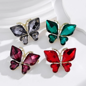 Broches papillon en cristal élégantes en quatre couleurs sur monture dorée