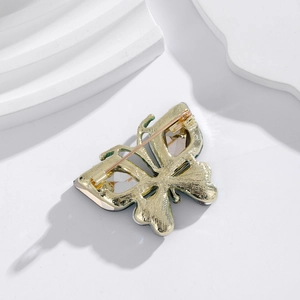 Vue arrière de broche papillon en cristal avec fermoir épingle de sécurité doré
