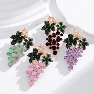 Elegant Alloy Rhinestone Grape Brooch For Women Fashion Fruit Shape Crystal Lapel Pin Gold Plated Banquet Party Jewelry Accessory