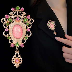 Broche baroque royale avec pierre rose et filigrane doré avec pendentif goutte