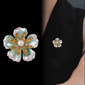 Broche pivoine élégante avec pétales en émail, perle blanche et finition dorée raffinée