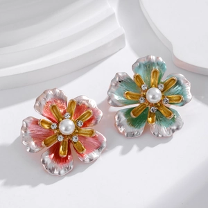 Boucles d'oreilles fleurs asymétriques émaillées avec perle centrale sur socle en pierre