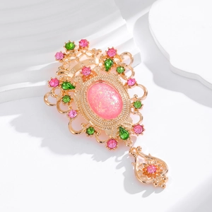 Broche baroque vintage dorée avec pierre opale rose et strass vert émeraude