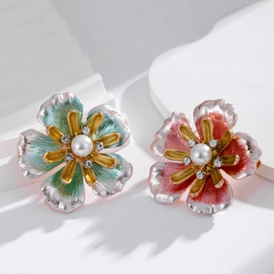 Broche pivoine luxueuse avec émail coloré et centre élégant en perles blanches