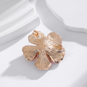 Broche fleur dorée avec dos élégant en alliage plaqué et fermoir à épingle sécurisé