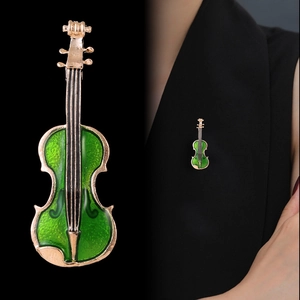 Broche violon vert émeraude élégante avec accents dorés et cordes pour mode femme