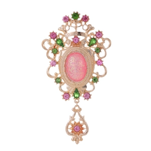 Broche de style palais vintage avec pierre rose et pendentif étoile sur fond blanc