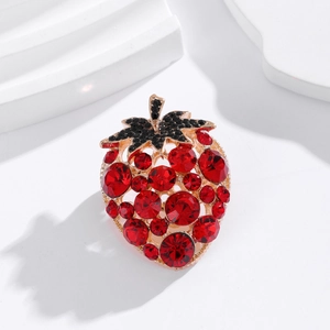 Broche fraise rouge scintillante avec cristaux sur base dorée pour tenues d'été