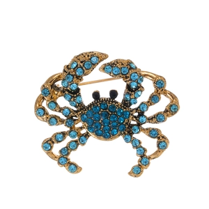 Nahaufnahme der Krabbenbrosche mit blauen Strasssteinen und goldener Legierung