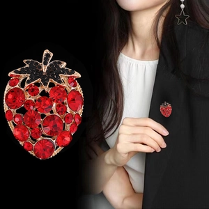 Broche fraise rouge étincelante avec cristaux sur une veste de costume pour femme