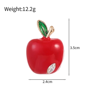 Broche pomme rouge en émail avec tige dorée, feuille verte et cristal brillant