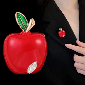 Broche pomme rouge 3D en alliage avec feuille verte et strass sur costume noir