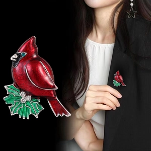 Broche oiseau cardinal rouge de Noël vintage avec émail coloré et détails de feuilles