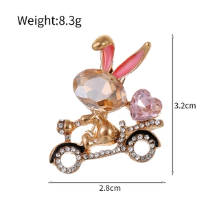 Broche lapin à moto raffinée avec gemme en cœur et cristaux étincelants en plaqué or