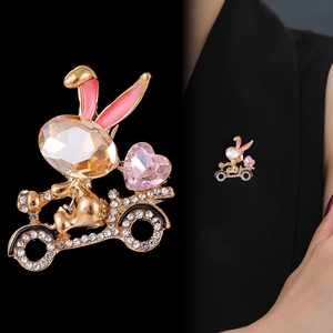 Broche créative lapin à moto avec cristal de cœur et pierres précieuses champagne