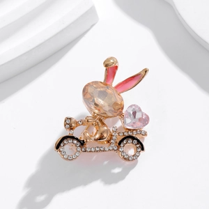 Broche lapin à moto avec pierre précieuse ambre et cristaux brillants sertis