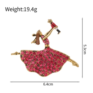 Broche danseuse de ballet dorée avec strass roses, dimensions 6,4cm x 5,3cm