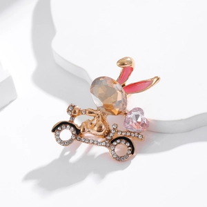 Broche lapin à moto avec tête en cristal ambré et détail de cœur rose étincelant