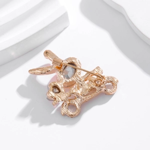 Broche lapin à vélo dorée avec fermoir de sécurité de haute qualité et détails à l'arrière
