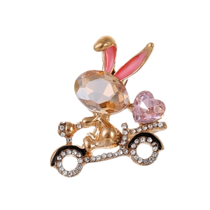 Broche Lapin de Dessin Animé à Moto en Alliage Plaqué Or Avec Cœur en Strass et Émail Épingle pour Bijoux Femme Cadeau