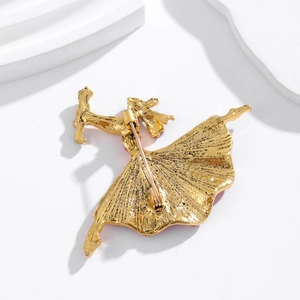 Vue arrière de la broche ballerine dorée avec fermoir à épingle et détails texturés