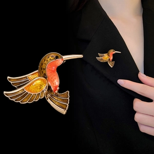 Squisita spilla a forma di colibrì in smalto colorato per blazer e abiti eleganti