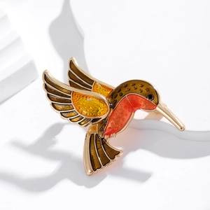 Squisita spilla a colibrì con finitura in smalto colorato e dettagli in metallo dorato