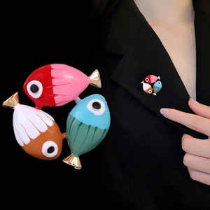 Spilla a forma di pesce tropicale colorato in smalto dipinto a mano per maglioni donna