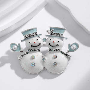Broche bonhomme de neige de Noël en émail avec chapeau bleu et perles sur fond blanc