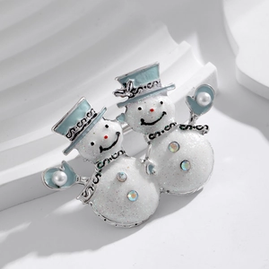 Broche bonhomme de neige de Noël en émail avec chapeaux bleus, cristaux et perles
