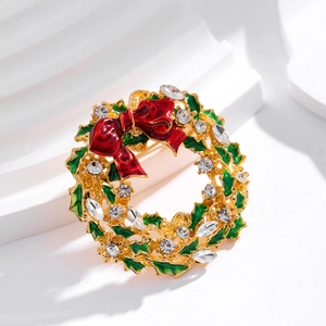 Broche couronne de Noël élégante avec nœud rouge et feuilles vertes sur présentoir