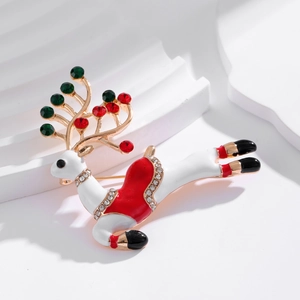 Broche de renne de Noël avec strass colorés et alliage d'or sur un support blanc pur