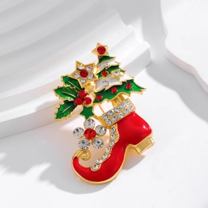 Exquise kerstlaars-broche met boom en sterren op een witte gegolfde standaard