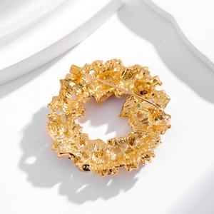 Vue arrière de la broche couronne de Noël dorée avec texture en alliage et épingle