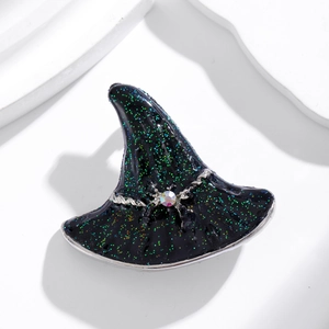Broche chapeau de sorcière noir scintillant avec cristaux sur fond de pierre blanche