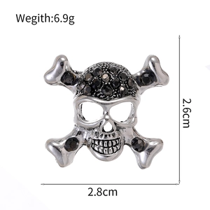 Broche tête de mort punk gothique avec strass noirs mesurant 2,6 cm sur 2,8 cm sur fond blanc