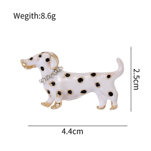 Broche de teckel émaillé à pois avec strass et dimensions pour accessoires de bijoux
