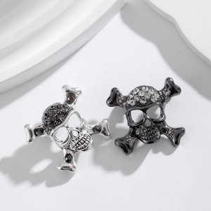 Broche crâne style punk sertie de strass étincelants disponible en deux tons de couleurs
