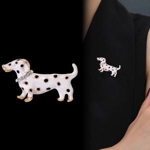 Broche chien dalmatien en émail avec strass sur costume noir et vue macro détail