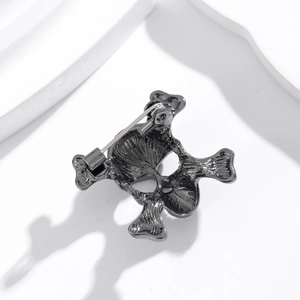 Vue arrière de la broche tête de mort punk en métal noir fusil avec fermoir de sécurité