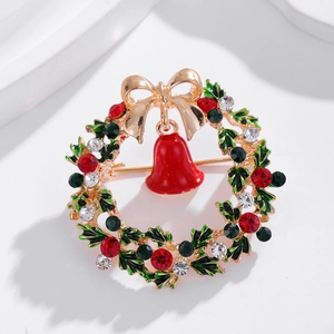 Broche couronne de Noël exquise avec strass colorés et clochette rouge sur fond blanc pur