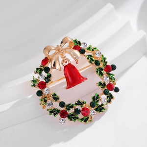 Broche couronne de Noël avec nœud doré, clochette rouge et cristaux multicolores