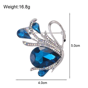 Elegante spilla vintage a cigno in argento con cristallo blu e brillantini