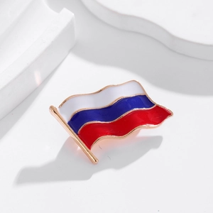 Insigne en métal en forme de drapeau russe ondulé avec finition dorée
