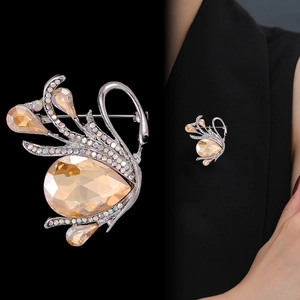 Spilla a cigno vintage con cristallo champagne e strass AB su un abito nero